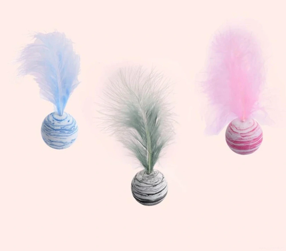 Aktivní hračka pro kočky míček s peříčkem