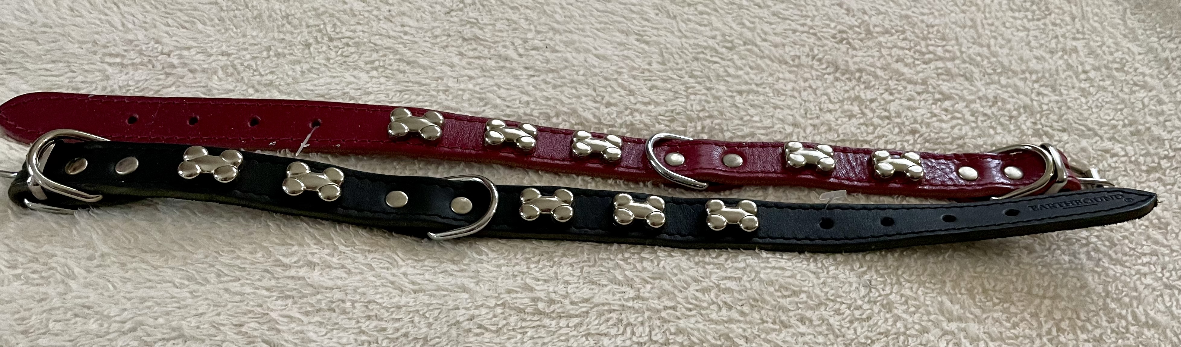 Kožený obojek zdobený - kostičky 20mm černé