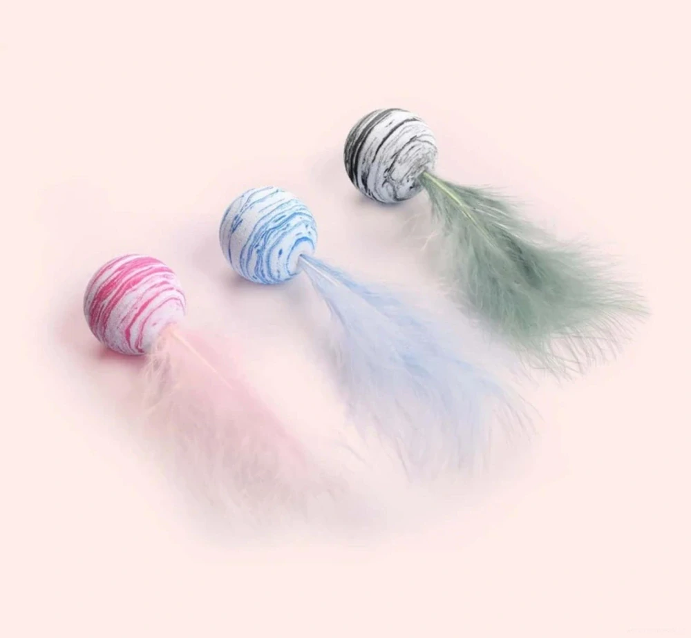 Aktivní hračka pro kočky míček s peříčkem