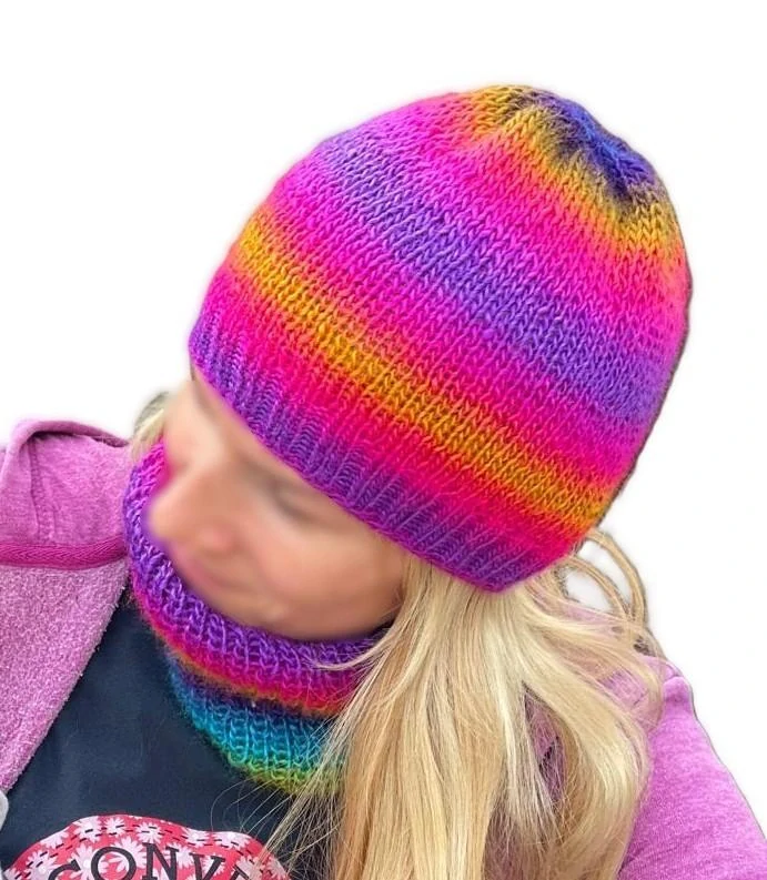 Dámská ručně pletená čepice duhová