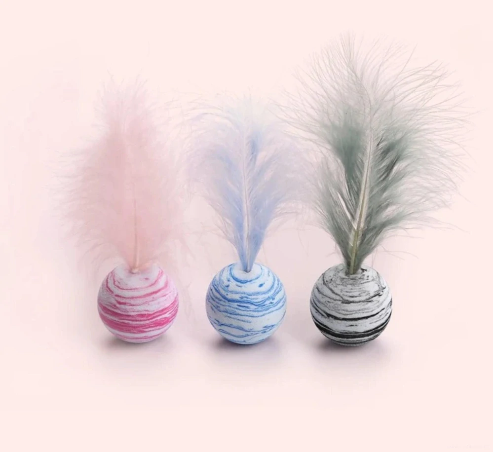 Aktivní hračka pro kočky míček s peříčkem