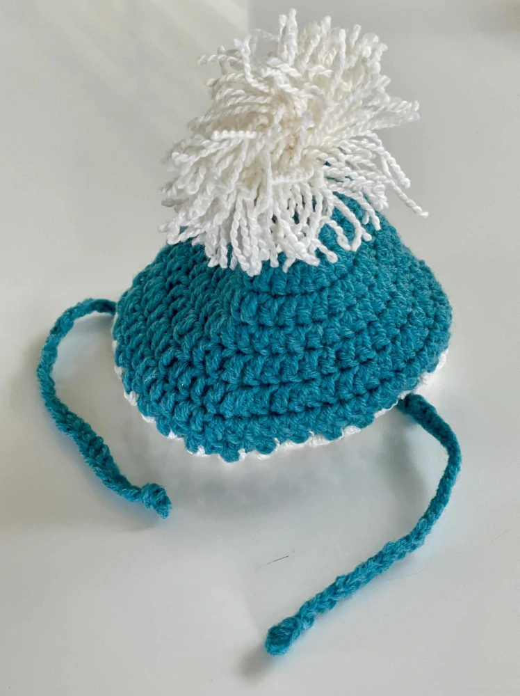 Háčkovaná zimní čepice pro psa bílá