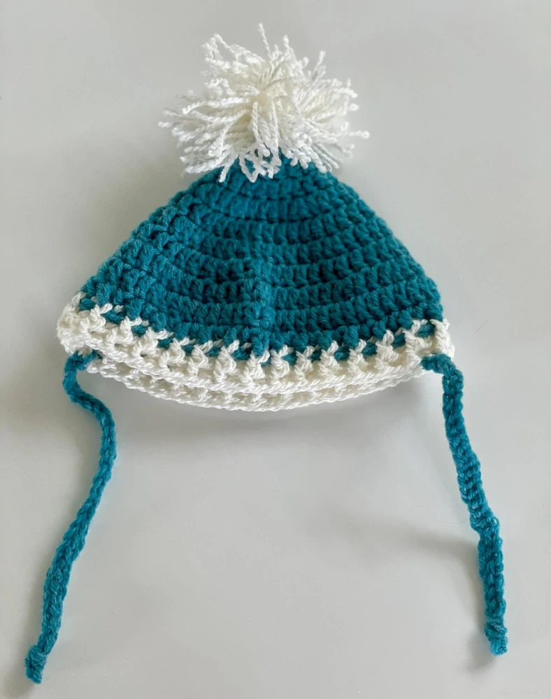 Háčkovaná zimní čepice pro psa bílá